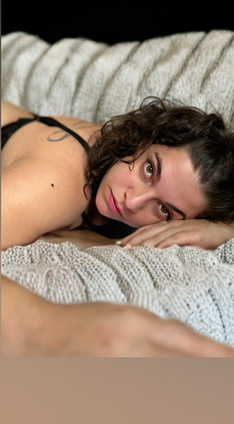 Cari perez nackt akt foto