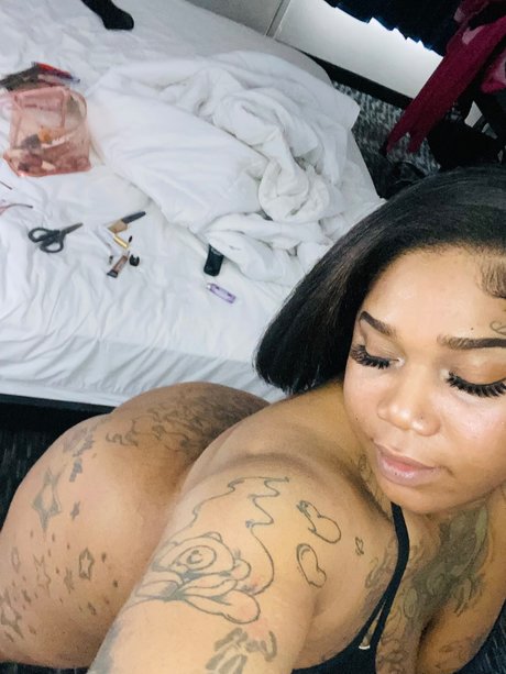 GoldeexXx model xxx bild