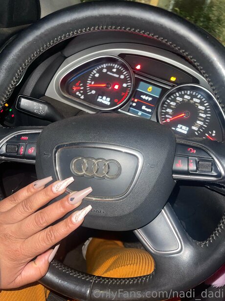 Nadi Hustle sexy exklusive bild