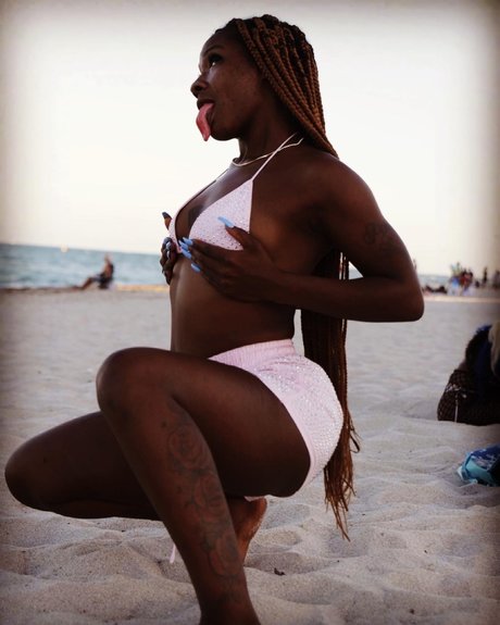 DEZYRE model exklusive bild