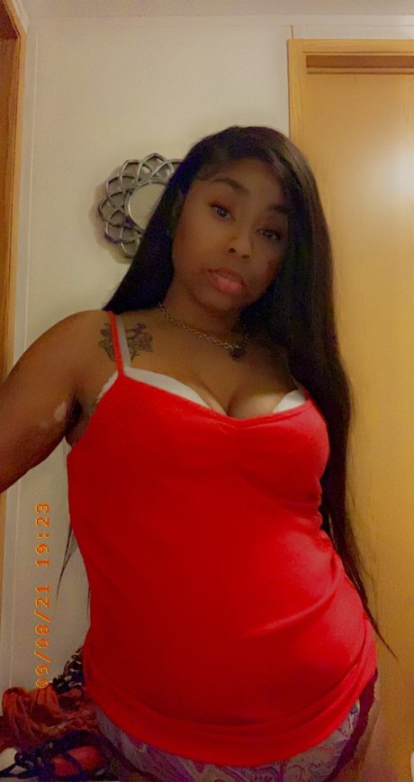 Nia MzCarameldeluxxx8 model freie bild