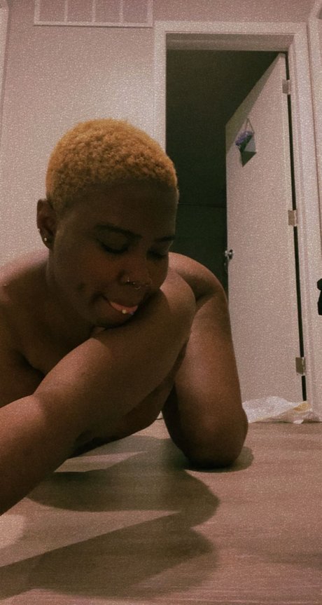 Nessanaj perfekte erwachsene foto