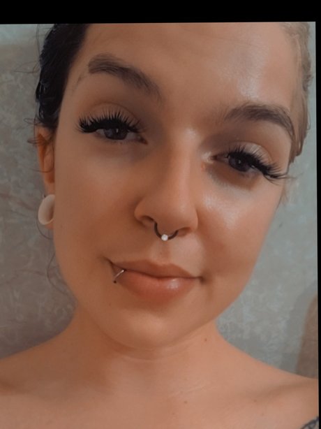 _Netta De Vil_ erotische kunst galerien