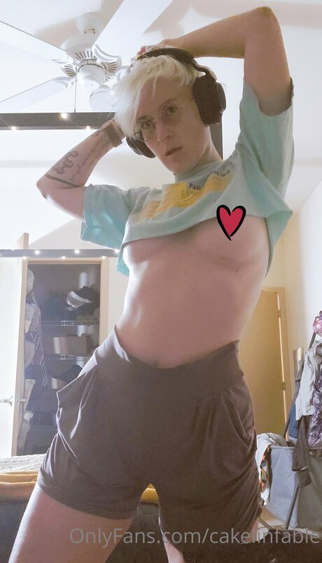 Cakelin Fable erwachsene nackt bild