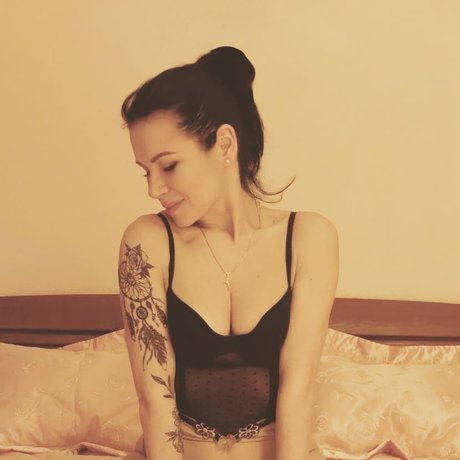 Nadia Pheromon nackt exklusive bild