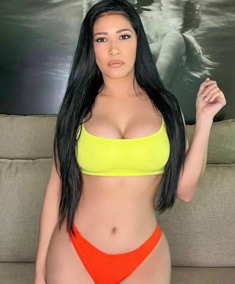 Simone E Simaria pornostar akt archiv