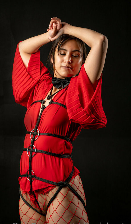 zierliche onlyfans erwachsene akt bild