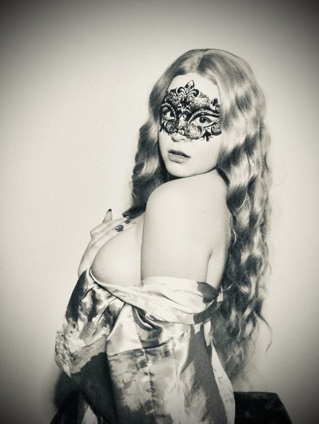 Akita Vee hd akt bild