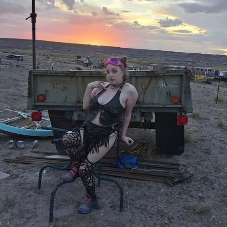 Grease Nymph model nacktheit fotos