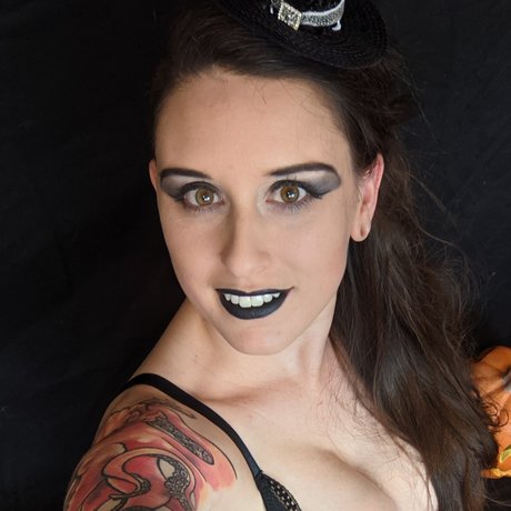 Cherry Charming erotische akt galerien