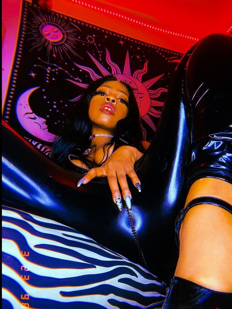 Saphira model akt galerien