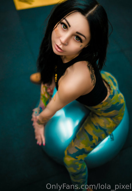 lola pixel model galerie