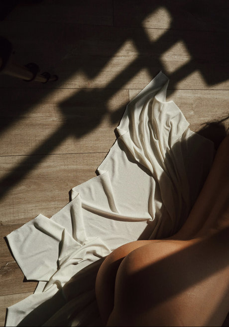 Polinarss model nackte foto