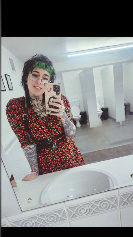 D1rty Little Goth erwachsene nackte archiv