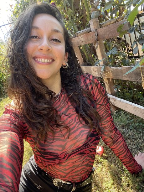 Daniela Cuevas C top schöne bild