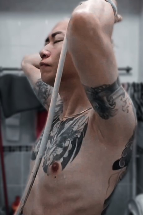 _Roman James Kiew top porno foto