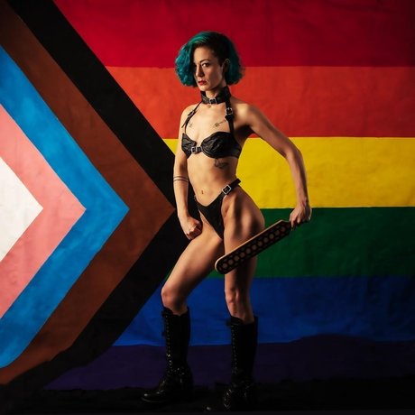 Mixtress Ryder akt bild