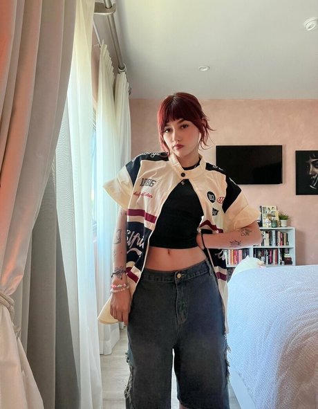 Kailee Morgue sexy akt bilder