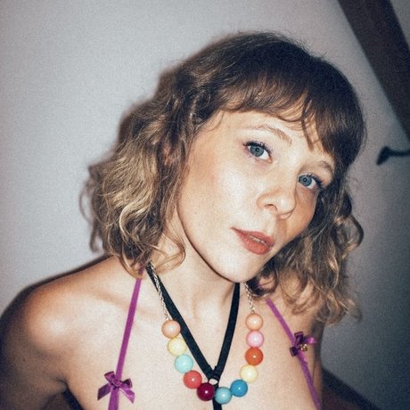 Sarah LOVES SEXTING_ freie hd bild