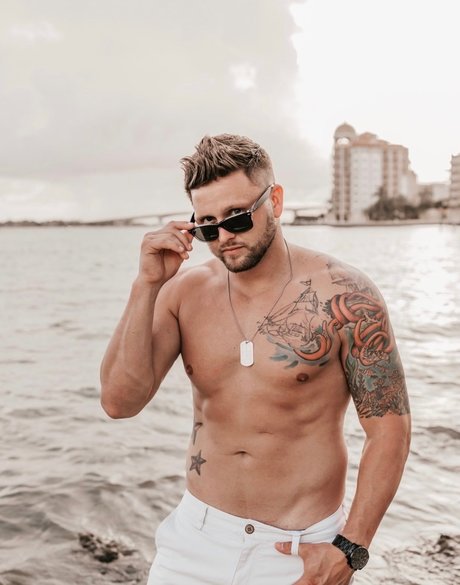 _guy nextdoor_ erwachsene hd bild