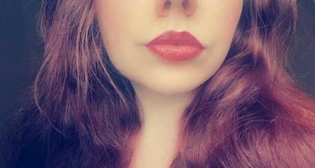 Red and Curvy freie nackte bilder