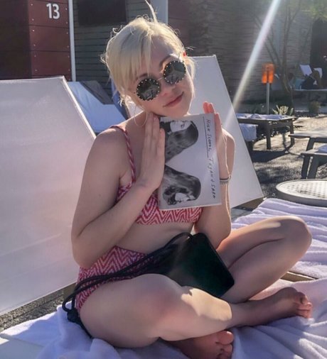 Carly Rae Jepsen nackt kunst foto