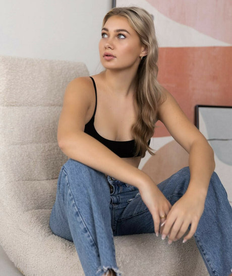 Rhiannon Higgins porno pornostar bild