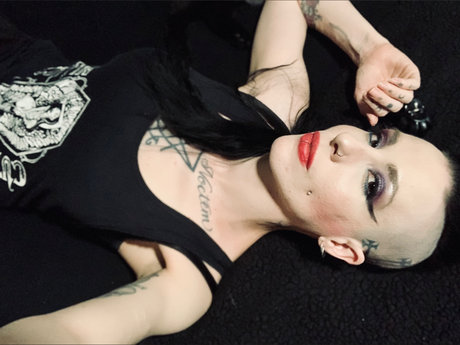 Lilith Bathory nackt sexy bilder