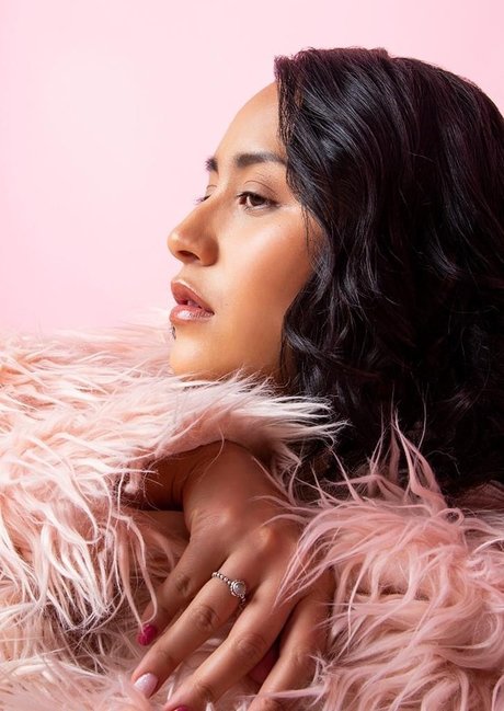 Maniie Chhun top sexy archiv