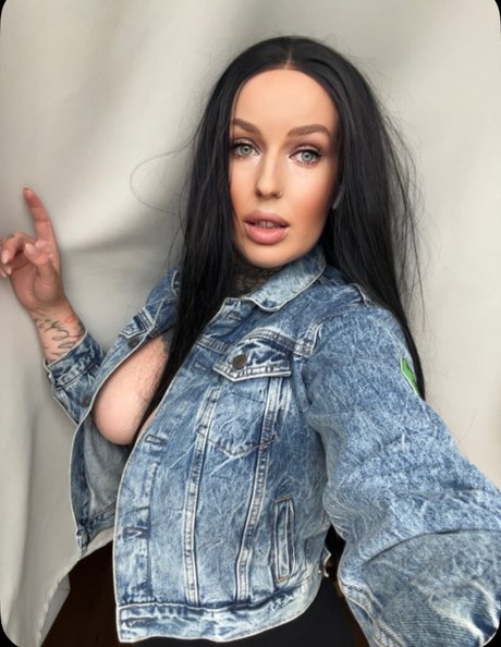 Millitattoedmodel kunst nacktheit fotos