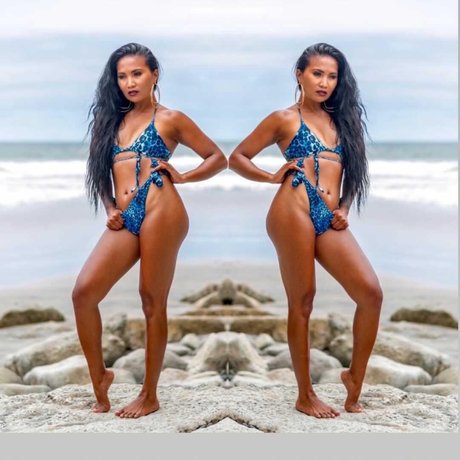 Bikini with Pocahontas Bilder