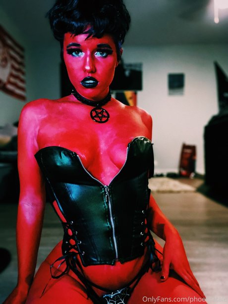 Phoenfatale model top bilder