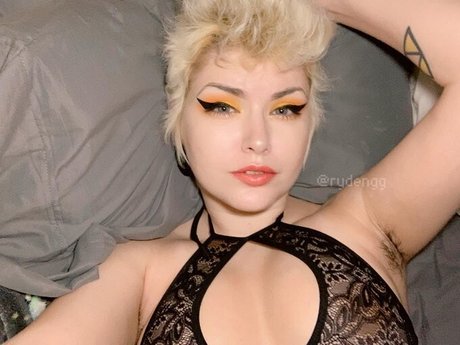 Ryden Armani erwachsene nackten archiv