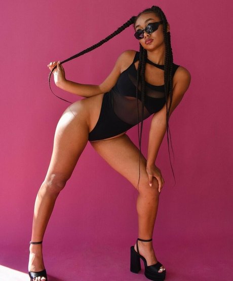 blonde kurvige onlyfans heiße sexy foto