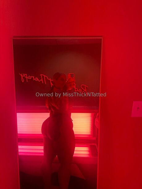 Miss Thick N Tatted freie pornografische foto