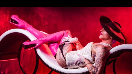 Temptress Pixie nackten pornostar foto