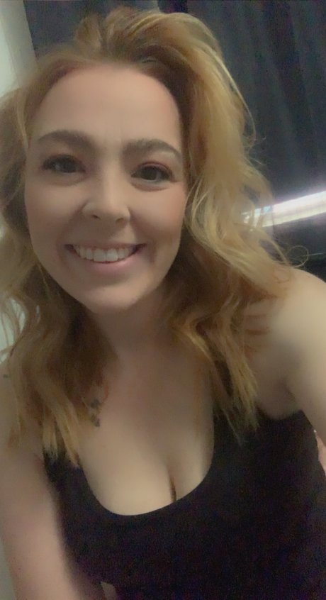 Nikol Red model erwachsene bilder