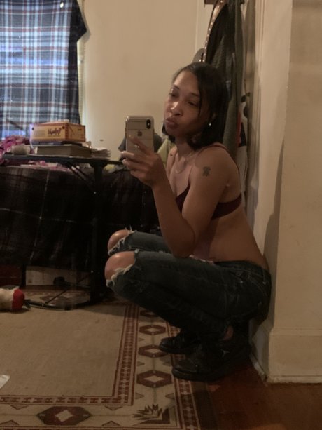 Sexiredluv model erotische fotos