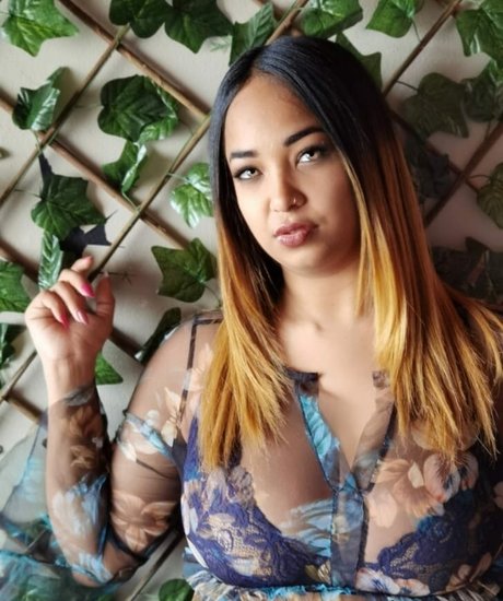 Magan Jade top exklusive foto