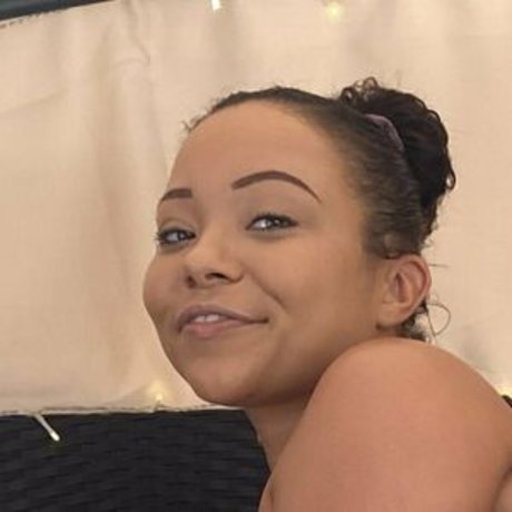 Adriana Maya top nackt archiv