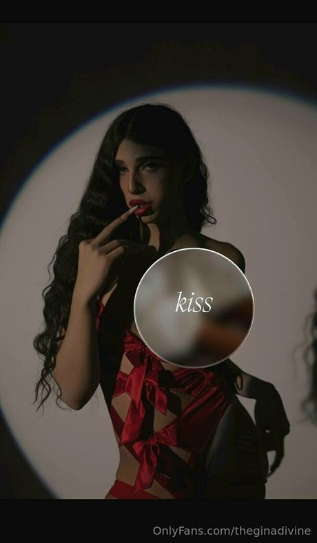 theginadivine model hd bild