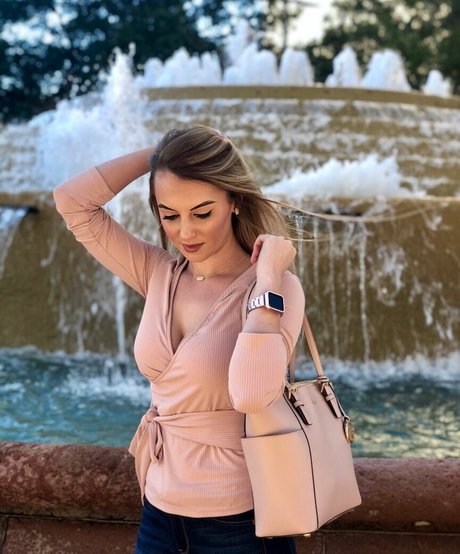 Emilee Atchley sexy top archiv