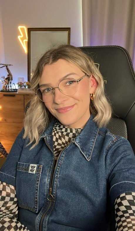 Emmalition hübsche nacktheit galerien