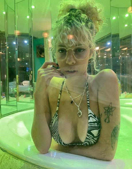 bloompoison schauspielerin nackte bild