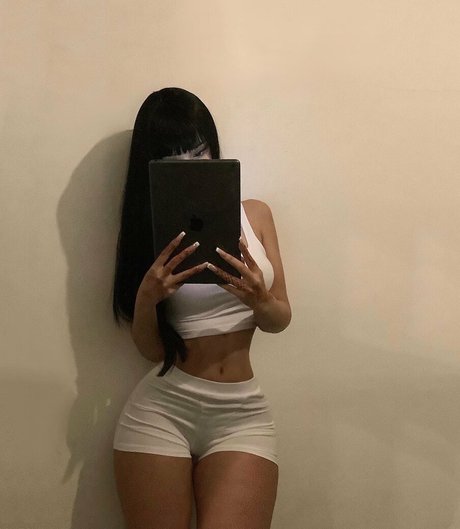 Naribnb model nackte galerien