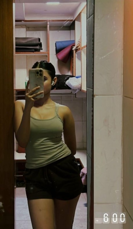 Aayushi Verma heiße nackt galerien