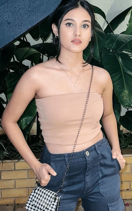 Aayushi Verma erotische sexy foto