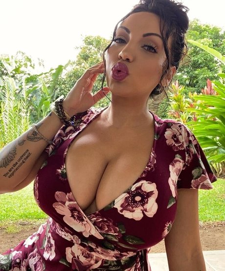 Crueltyfreecurves schöne heiße galerien