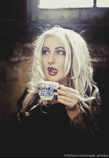 maple massacre nackt kunst bilder