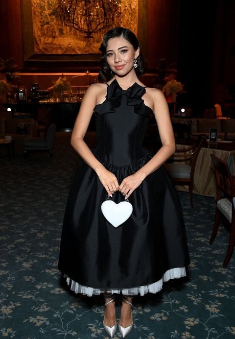 Xochitl Gomez sexy pornostar bild